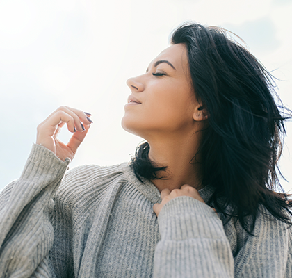 A woman enjoys the winter season with healthy hair.